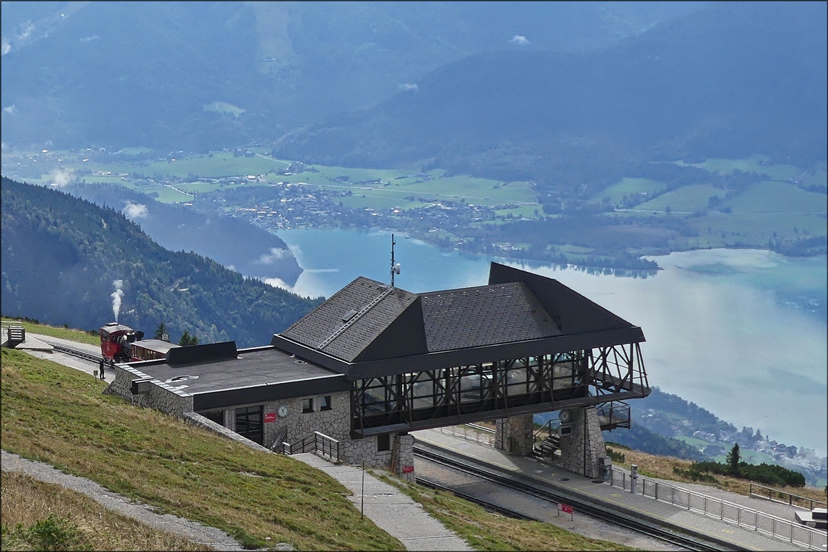 Blick von der Terrasse des Hotels Schafbergspitze auf die Bergstation der Schafbergbahn wo gerade ein Zug die Talfahrt in Angriff nimmt. Im Tal ist der Wolfgangsee zu sehen.  19.09.2018 (Jeanny)