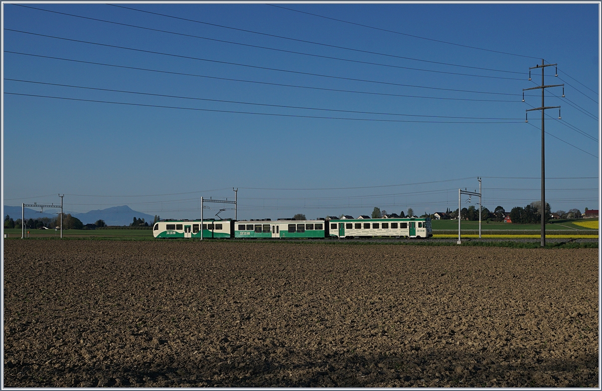 Blick übers flache Land: ein BAM MBC Regionalzug in Chigny. 
10.04.2017