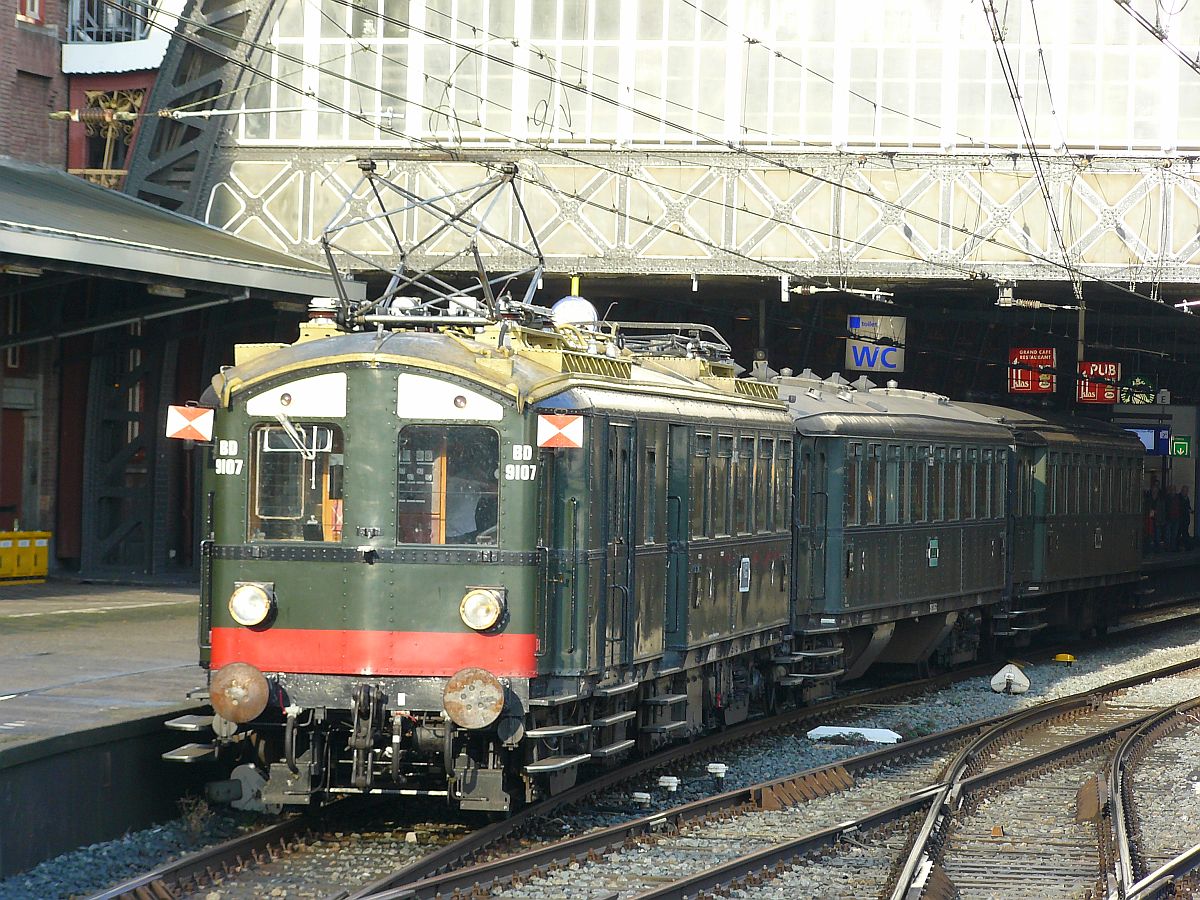  Blokkendoos  Museum TW  Mat '24  125 Jahre Amsterdam CS. Gleis 2 Amsterdam Centraal Station 15-10-2014.

Blokkendoos Mat '24 bestaande uit mBD 9107 , C 8553 en C 8104 van het spoorwegmuseum tijdens de viering 125 jaar station Amsterdam CS. Spoor 2 Amsterdam Centraal Station 15-10-2014.