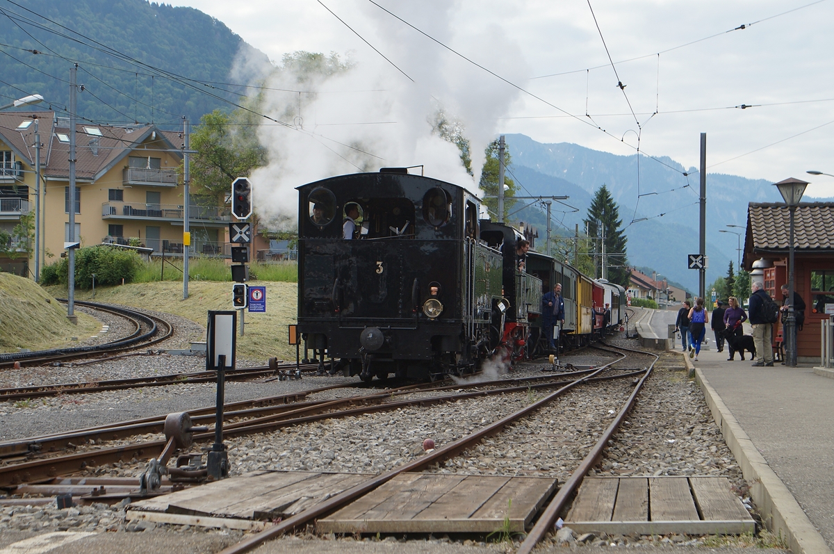  BLONAY-CHAMBY PINGSTFESTIVAL 2015: Recht früh verkehrt der erste Dampfzug von Chaulin nach Vevey, hier bei der Einfahrt in Blonay.
25. Mai 2015