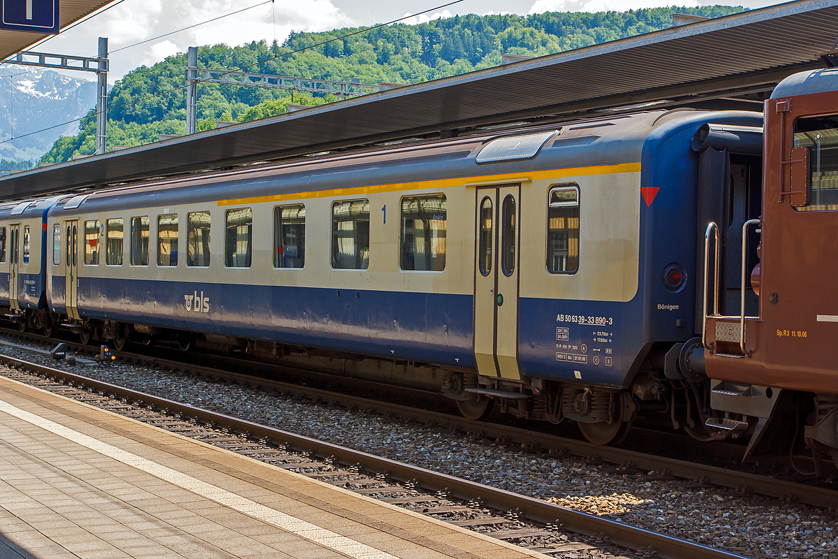 BLS 1. und 2. Klasse Personenwagen AB 50 63 39-33 890-3 ein Einheitswagen I (EW I) eingereiht am 28.05.2012 in einem BLS EW I – Pendelzug im Bahnhof Spiez. Den AB Wagen kann man auch gut an den unterschiedlichen Fensteraufteilungen erkennen.

Der EW I Wagen ist Baujahr 1961. Ab 1990 baute die BLS die EW I Wagen auf außenbündige Türen für NPZ um.

TECHNISCHE DATEN:
Spurweite: 1.435 mm (Normalspur)
Wagenlänge über Puffer:  24.700 mm
Drehzapfenabstand: 17.600 mm
Eigengewicht: 32 t
Sitzplätze: 24 in der 1. Klasse und 38 in der 2. Klasse
Bremse:  O-R

Die Einheitswagen I sind die Nachfolger der Leichtstahlwagen und wurden zwischen 1956 und 1967 gebaut. Sie hatten ein Gewicht von 28 bis 32 Tonnen, eine Länge von 23,7 m und eine zulässige Höchstgeschwindigkeit von 140 km/h.Damit die Einstiege über dem Drehgestell angeordnet werden konnten, wurden die Drehgestellrahmen in der Mitte gekröpft ausgeführt. Die Primärfederung (zwischen Rad und Drehgestellrahmen) erfolgt durch Schraubenfedern, für die Sekundärfederung (zwischen Drehgestellrahmen und Wagenkasten) kamen zwei Varianten zur Ausführung SWS mit Schraubenfedern oder SIG mit Torsionsstäben.