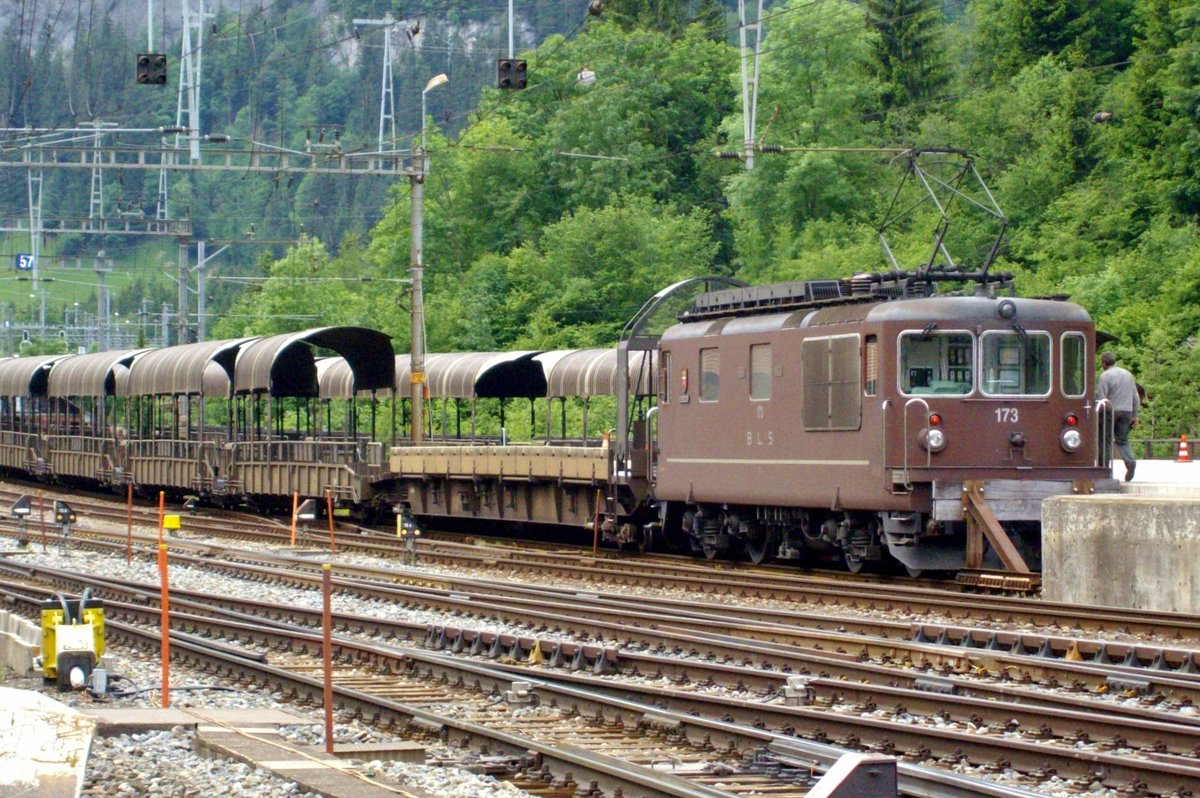 BLS 173 steht am 28 Mai 2002 in Kandersteg.