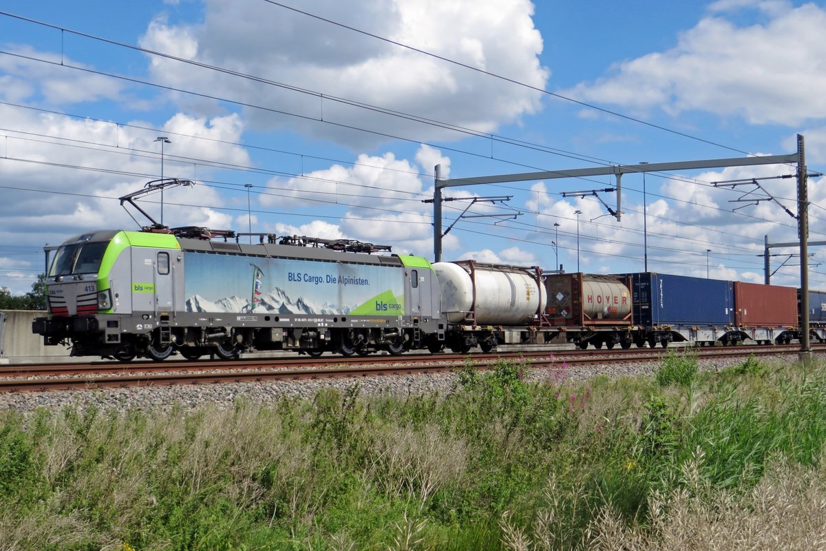 BLS 475 413 passiert mit ein KLV der Fotograf bei Valburg am 12 Juli 2020.