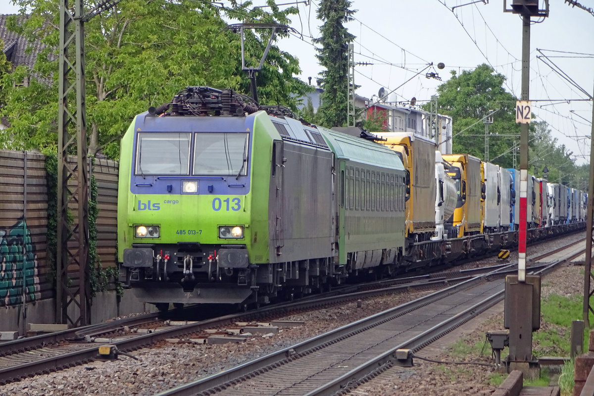 BLS 485 013 durcheilt am 30 Mai 2019 Bad Krozingen.