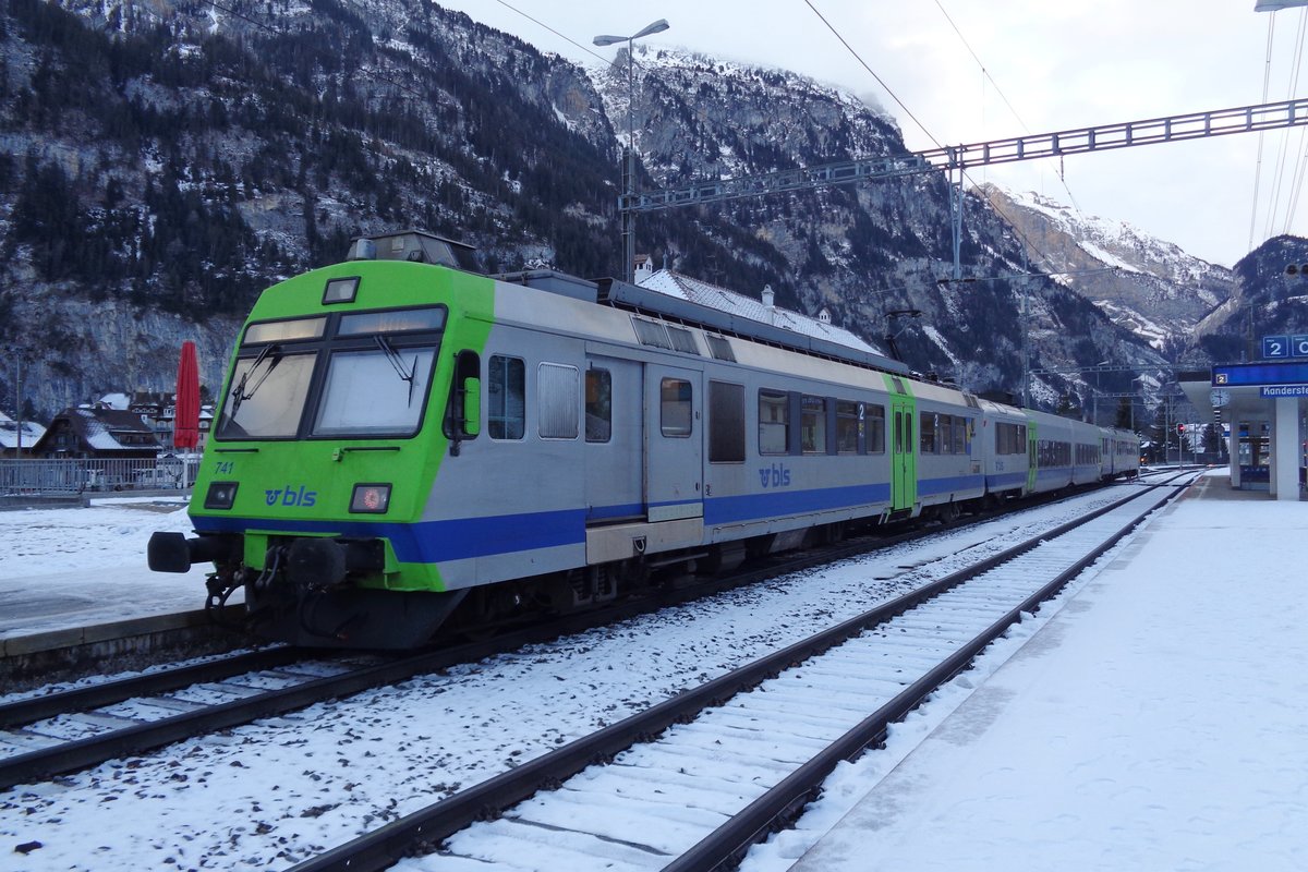 BLS 741 steht am 31 Dezember 2018 in Kandersteg mit ein RB nach Brig.