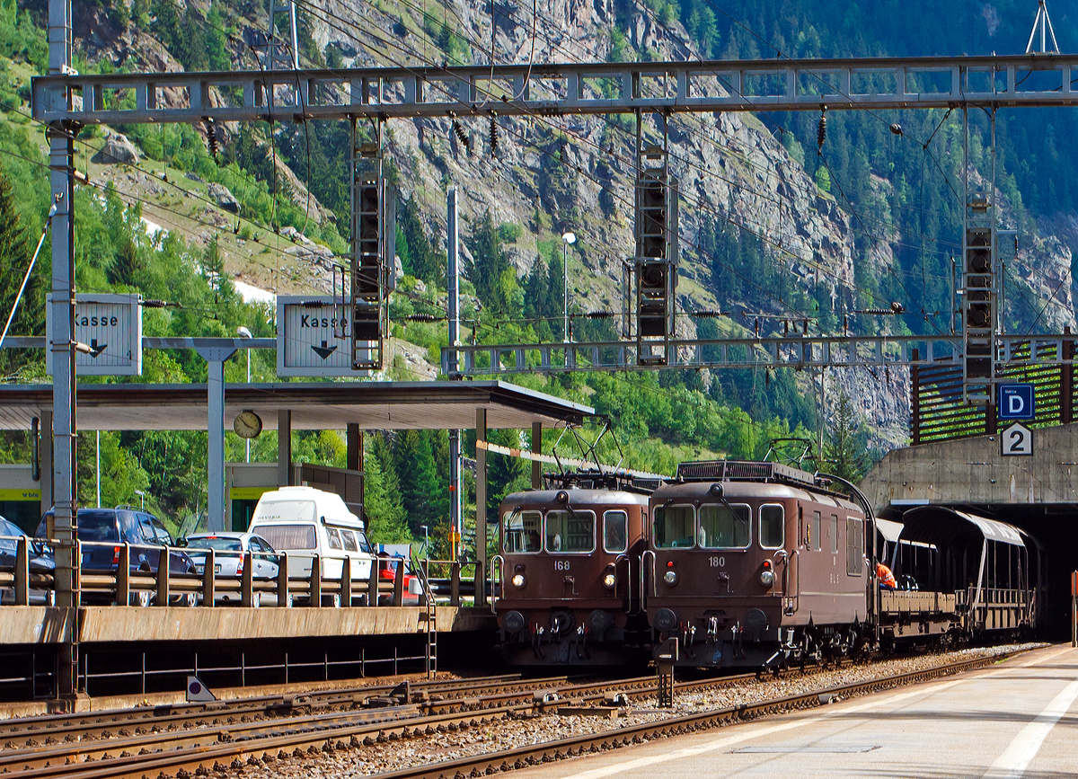 BLS Autoverlad Lötschberg (Kandersteg–Goppenstein) im Bahnhof Goppenstein am 28.05.2012. Links steht die BLS Re 4/4 - 168 und rechts die BLS Re 4/4 - 180, jeweils mit einem Autozug.

Der Autoverlad durch den 14,6 km langen Lötschbergtunnel verbindet 
das Kandertal mit dem Wallis. Der einröhrige 1913 eröffnete Doppelspurtunnel ist das Herzstück der Lötschberg-Bergstrecke von Spiez nach Brig im Schweizer Kanton Wallis.
