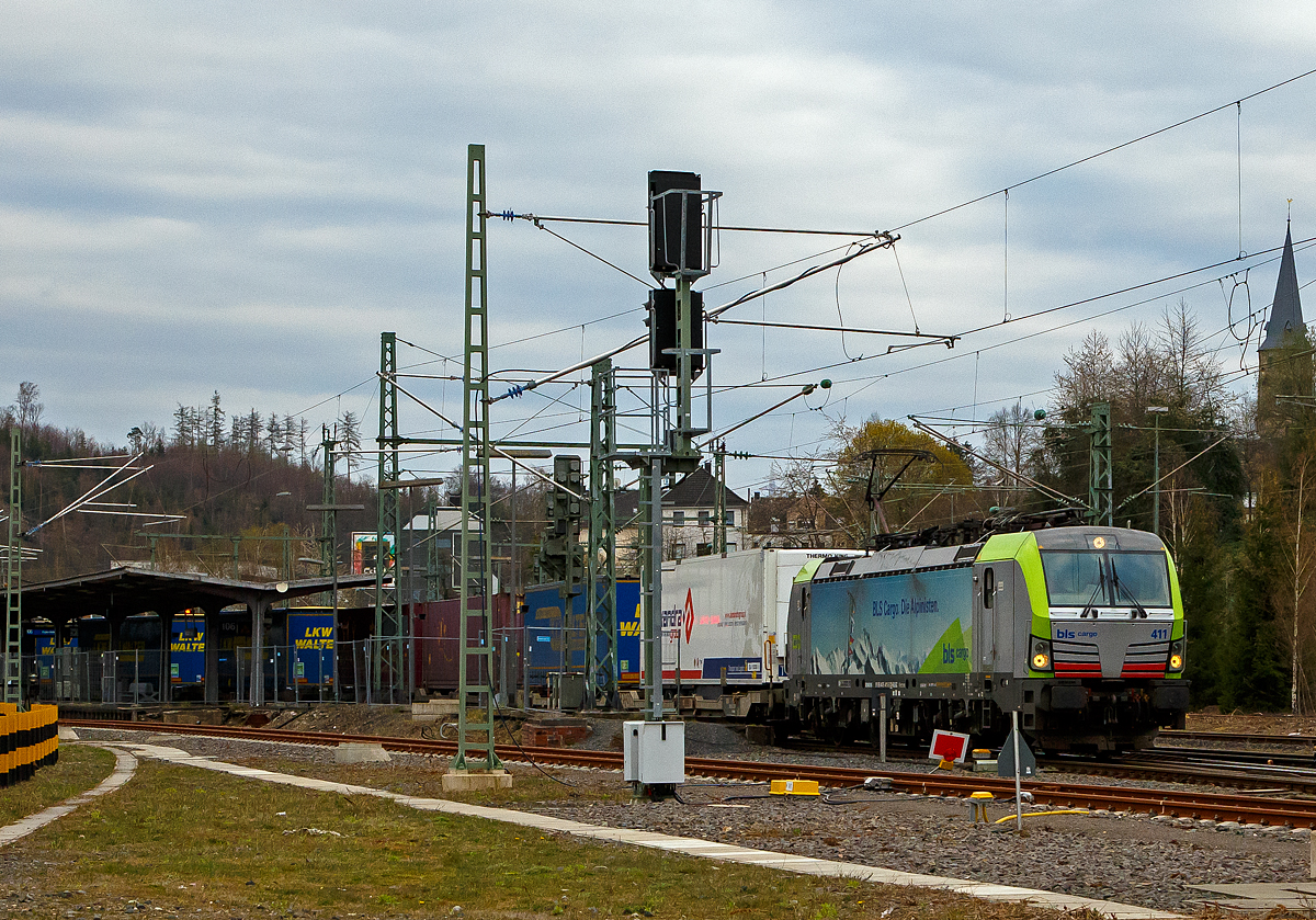 BLS Cargo. Die Alpinisten. .....
Die BLS Cargo 411 – Re 475 411-5 (91 85 4475 411-5 CH-BLSC) fährt am 17.04.2021 mit einem KLV-Zug durch Betzdorf/Sieg in Richtung Köln.

Die Siemens Vectron MS wurden 2017 von Siemens unter der Fabriknummer 22072 gebaut, sie hat die Zulassungen für CH/ D/ A/ I / NL und kann so vom Mittelmeer bis an die Nordsee ohne Lokwechsel durchfahren.