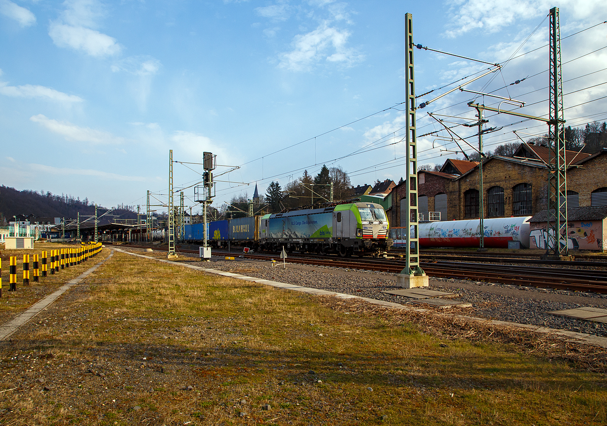 BLS Cargo. Die Alpinisten.....
Die BLS Cargo 408 – Re 475 408-1 (91 85 4475 408-1 CH-BLSC) fährt am 20.03.2022 mit einem KLV-Zug durch Betzdorf/Sieg in Richtung Köln.

Die Siemens Vectron MS wurden von Siemens Mobilitiy in München-Allach unter der Fabriknummer 22069 gebaut, sie hat die Zulassungen für CH/ D/ A/ I / NL.
