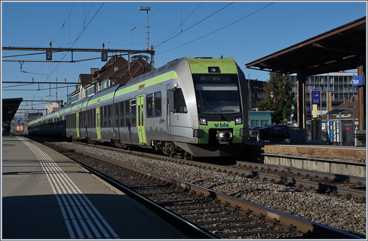 BLS  Lötschberger  nach Brig und Zweisimmen (geflügelt wird in Spiez) bei der Ausfahrt in Thun. 
29. Okt. 2016