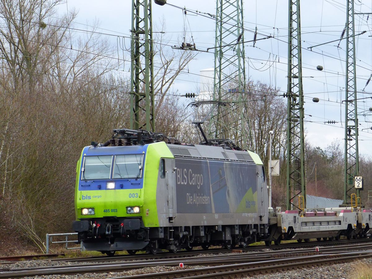 BLS Lok 485 003-8 Rangierbahnhof K�ln Gremberg. Porzer Ringstra�e, K�ln, Deutschland 08-03-2018.

BLS loc 485 003-8 rangeerstation Keulen Gremberg. Porzer Ringstra�e, Keulen, Duitsland 08-03-2018.