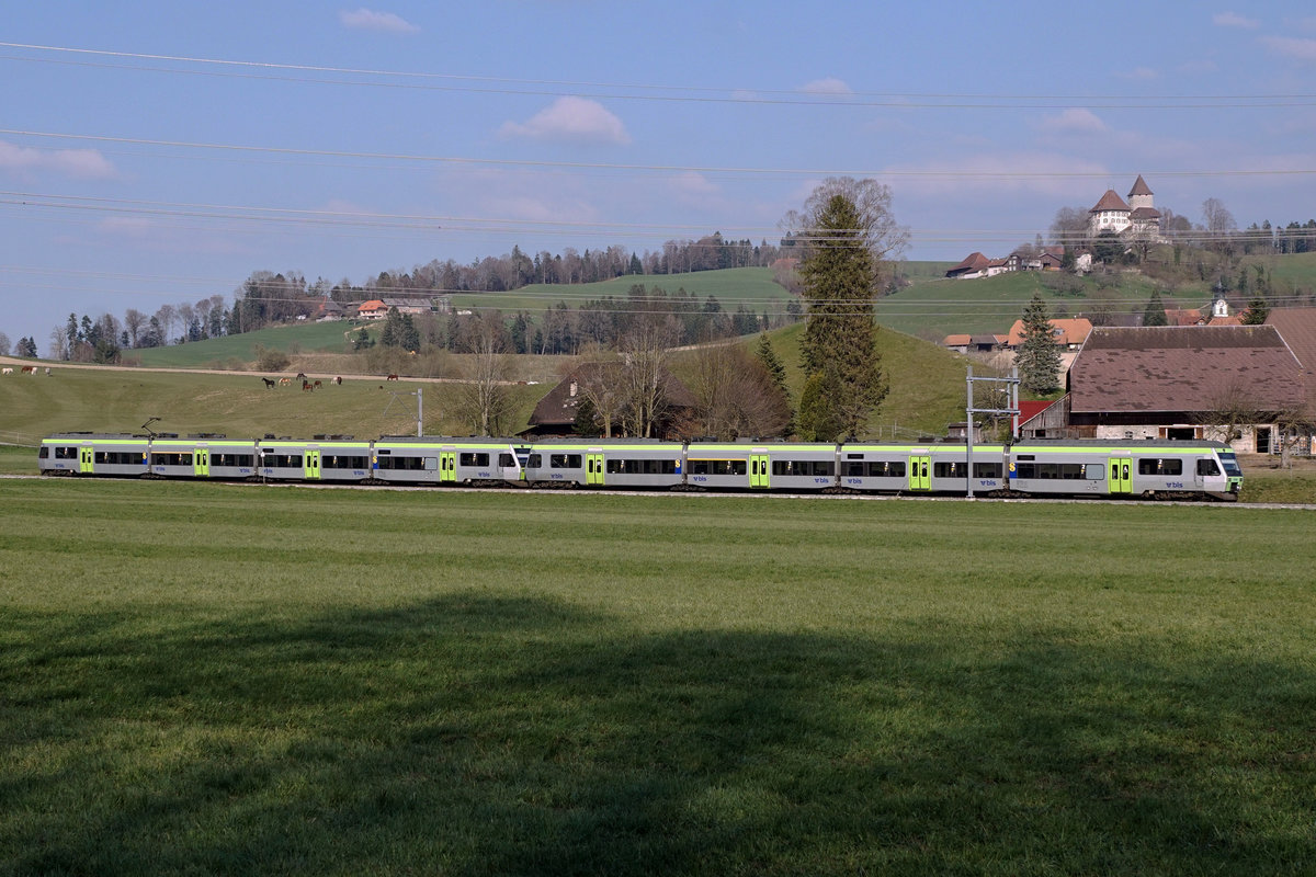 BLS RABe 525 NINA im Doppelpack als S 44 Ramsei-Sumiswald am 3. April 2020. Besondere Beachtung gilt dem Schloss Trachselwald aus dem 13. Jahrhundert.
Foto: Walter Ruetsch 