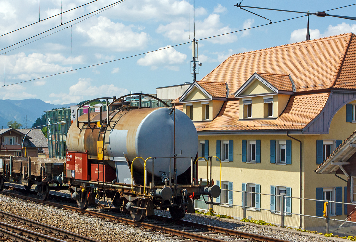 BLS Wassertankwagen Bau 99 85 CH-BLS 9590 114-6 X, abgestellt am 28.05.2012 beim Bahnhof Spiez (aufgenommen aus einfahrendem Zug).

Technische Daten:
Spurweite: 1.435 mm
Anzahl der Achsen: 2
Lnge ber Puffer: 8.340 mm
Tankvolumen: 21.000 Liter