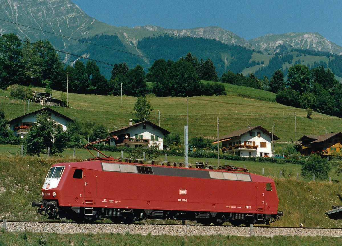 BLS/DB: Am Jubiläumsfest 75 Jahre BLS war die DB in Frutigen im Jahre 1988 mit einer Lok der BR 120 vertreten.
Foto: Walter Ruetsch 