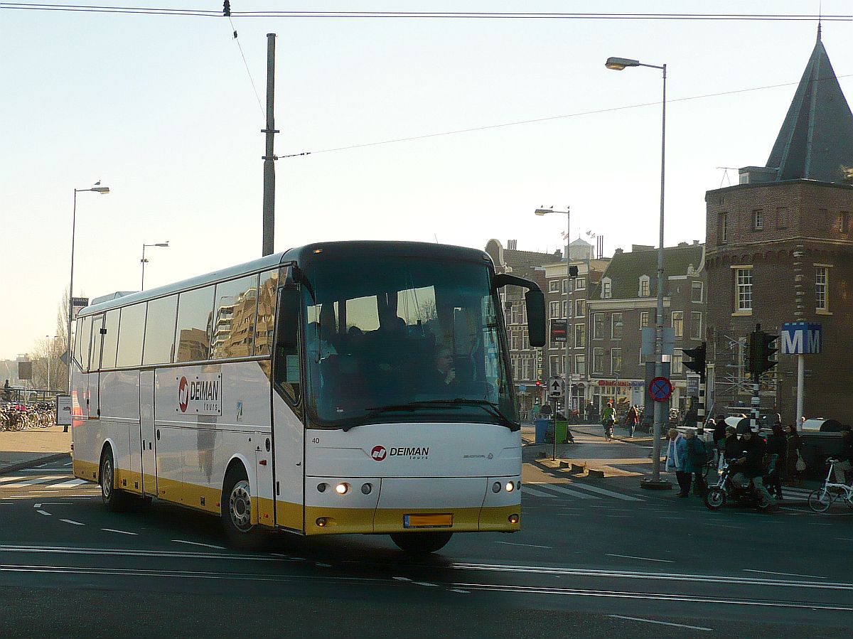 BOVA Futura Reisebus Firma Deiman Tours aus Winschoten (NL). Prins Hendrikkade Amsterdam 11-12-2013.

BOVA Futura reisbus van de firma Deiman Tours uit Winschoten. Prins Hendrikkade Amsterdam 11-12-2013.