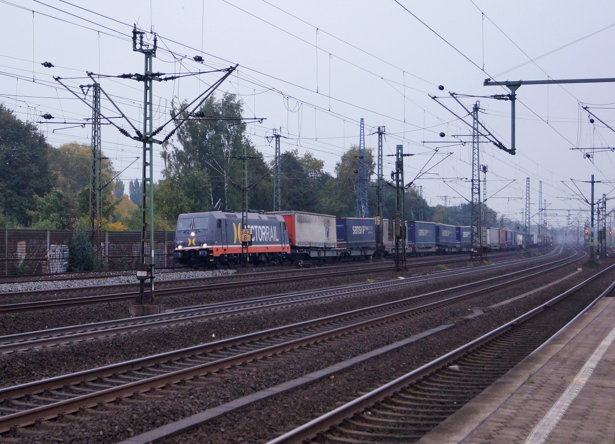 BR 241: Ueberraschungsaufnahme einer Gterzugsdurchfahrt in HAMBURG HARBURG vom 14. Oktober 2015 mit einer BR 241 von HECTORRAIL.
Foto: Walter Ruetsch 