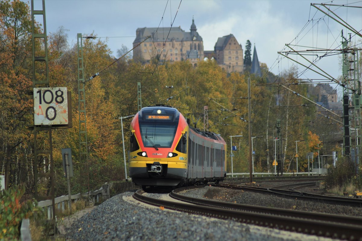 BR 429 050/ 429 550 der Hessischen Landesbahn (HLB) rauscht durch Marburg Süd und setzt die Fahrt als RE 98 von Kassel kommend in Richtung Frankfurt fort. In Gießen wir der Zug mit dem aus Siegen kommenden RE 99 nach Frankfurt vereiningt.