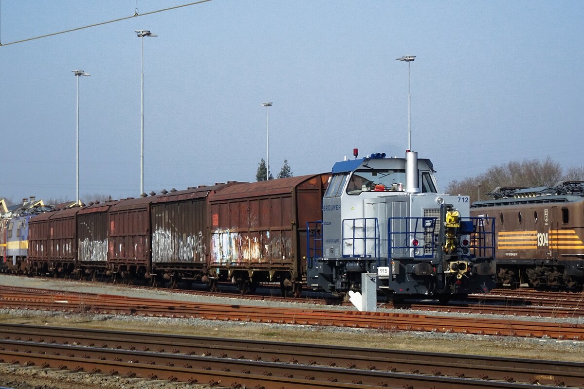 Brouwer 712 hat sich an einen Guterzug gesetzt in Blerick-Stadler am 5 März 2022.