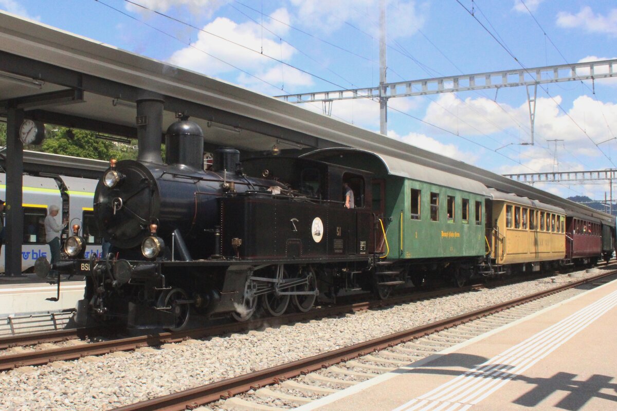 BSB-51 pendelt am 18 Mai 2025 zwischen Bahnhof und BLS-Werkst�tte Koninlfingen w�hrend das Spektakel  150 Jahre Emmentalbahn .