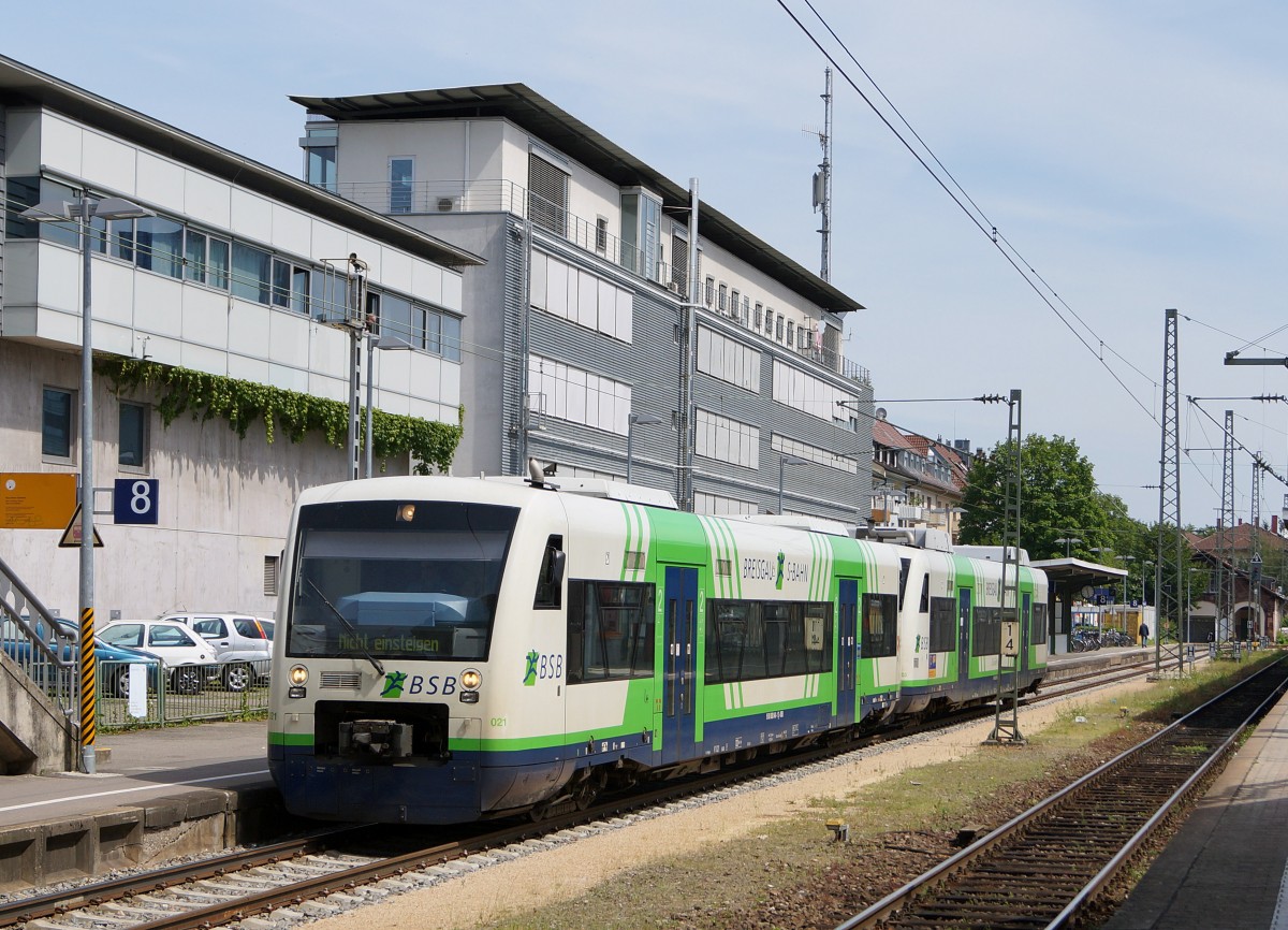 BSB: Die Regio-Shuttle RS 1 von Stadler der Breisgau S-Bahn verkehren auf den Strecken Freiburg-Breisach und Freiburgs-Elzach. Die Aufnahme eines Zweiwagenzuges ist am 28. Mai 2015 in Freiburg im Breisgau entstanden.
Foto: Walter Ruetsch 