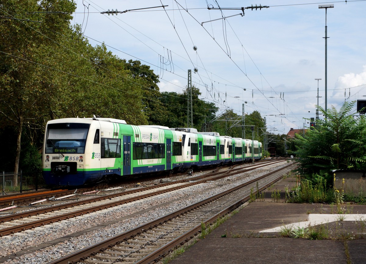 BSB: Die Regio-Shuttle RS 1 von Stadler der Breisgau S-Bahn verkehren auf den Strecken Freiburg-Breisach und Freiburgs-Elzach. Vierwagenzug auf der Fahrt nach Breisach am 3. September 2015 in Freiburg im Breisgau.
Foto: Walter Ruetsch 