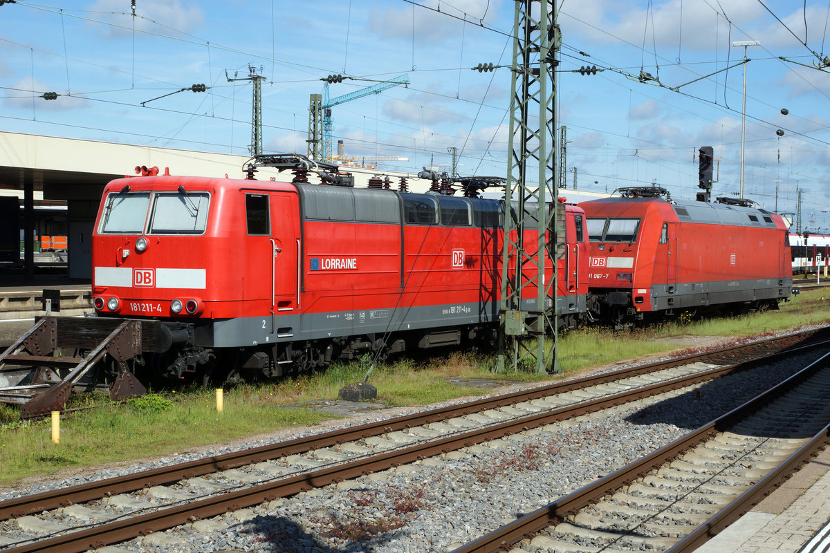 BTE/DB: In Basel Badischer Bahnhof konnten am Freitag den 20. Mai 2016 drei verschiedene abgestellte Altbauloks der DB verewigt werden.
Dabei handelte es sich um die eher seltene 110 491-8 von Bahn Touristik Express, ehemals DB, die 111 095 (ohne N-Wagen ?) sowie die 181 211-4. Da leider bei solchen speziellen Situationen die Motivwahl für Aufnahmen sehr beschränkt ist, handelt es sich hier um nicht alltägliche Dokumentationen!.
Foto: Walter Ruetsch  