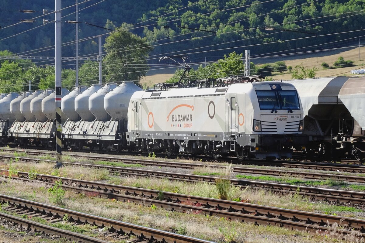 Budamar 383 213 steht mit ein Zementzug am Abend von 22 September 2022 in Margecany.