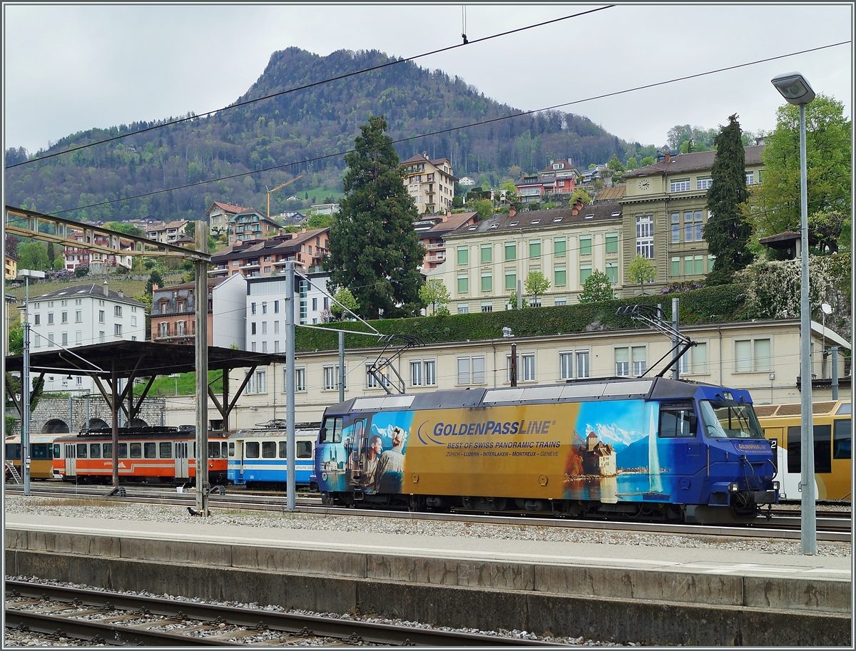 Bunte MOB: GoldenPass Ge 4/4 Serie 8000 vor dem Hintergrund der Be 4/4 1001 (ex LCD) und 1007 (ex SNB) sowie einigen Panoramawagen.
18. April 2014