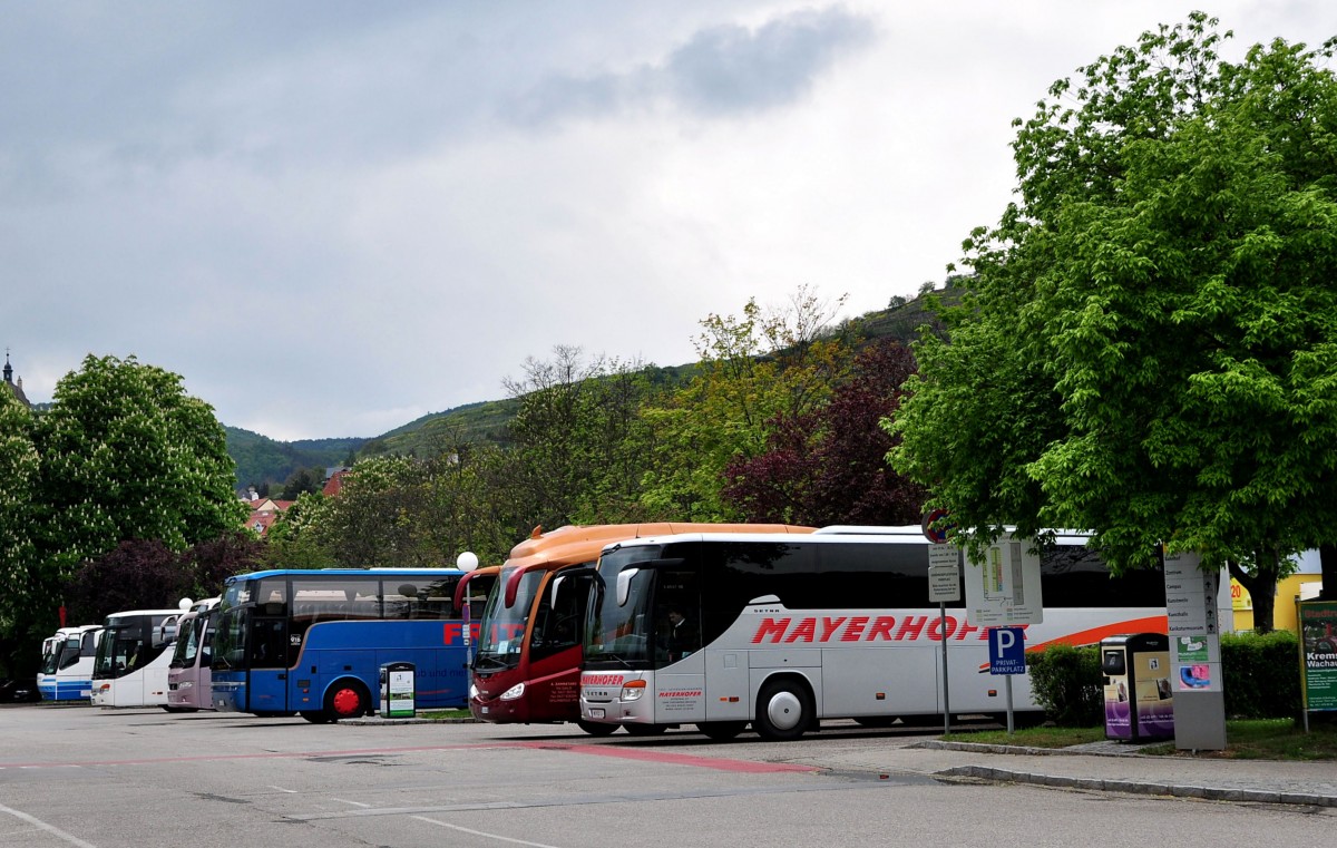 Buntes Bild am 2.5.2015 in Krems.1. Bus Setra 415 GT-HD von Mayerhofer aus sterreich.