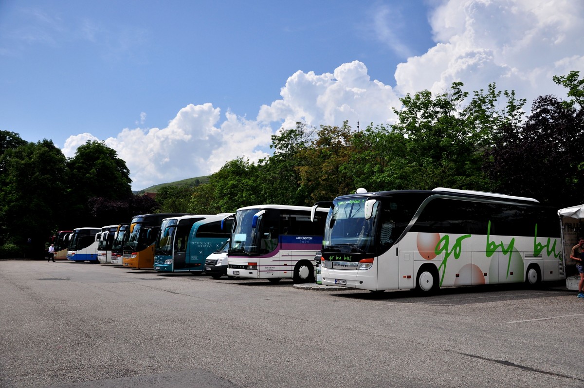 Buntes Busbild am 24.Mai 2014 in Krems ,rechts ein Setra 415 HD von  go by bus aus sterreich.