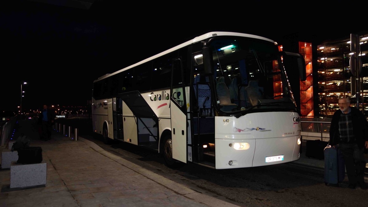 Bus der  Caralliance  bringt Fluggste zum Airport Toulouse im September 2015