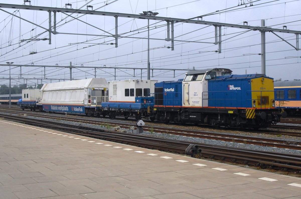 BUTCH, geschleppt von Volker Rail 203-4, verlässt am 21 Augustus 2012 Nijmegen. 