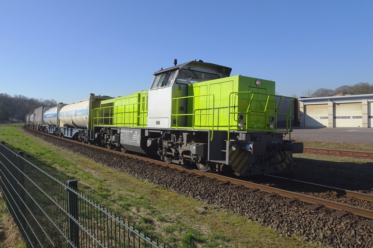 CapTrain 1375/275 102 zieht am 4 März 2022 der Wien-KLV durch Venlo-Vierpaardjes nach venlo. Das Bild wurde vom offenbarer Weg gemacht.