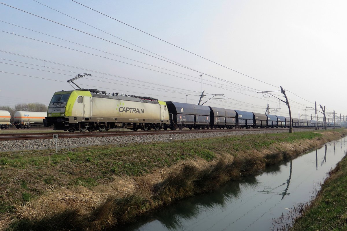 CapTrain 186 152 hat am 3 März 2021 ein Kohlezug am Haken beim Passage von Valburg CUP.