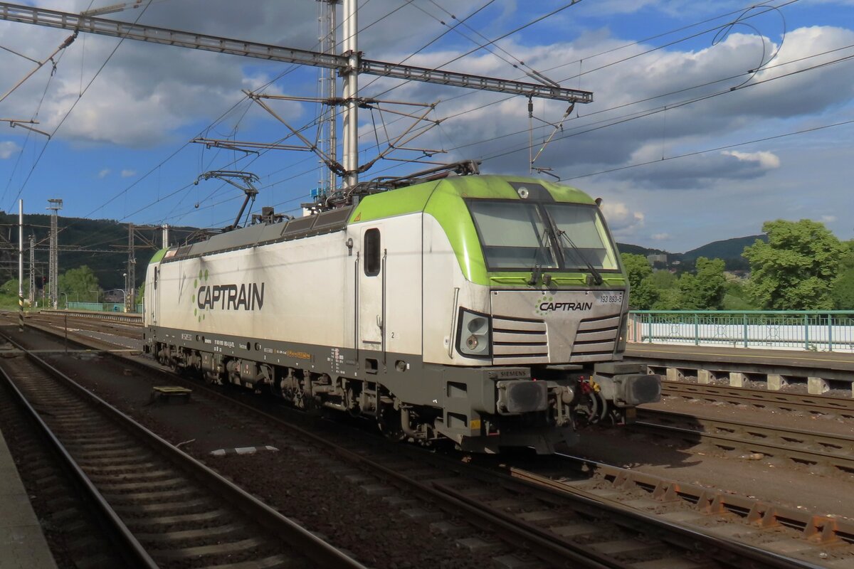 CapTrain 193 893 durchfahrt solo Decin hl.n. am 27 Mai 2025.