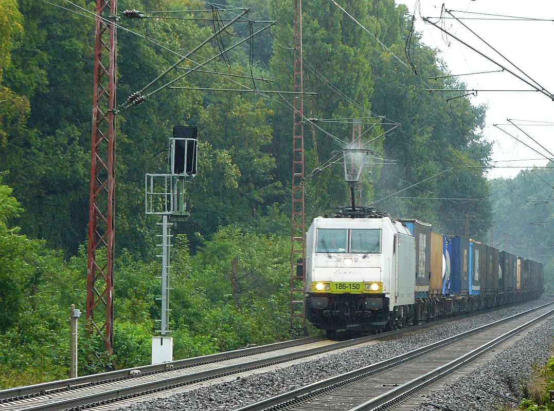 CapTrain Lok 186 150. Haldern bei Rees 11-09-2013.

CapTrain locomotief 186 150 met containertrein. Haldern bij Rees 11-09-2013.