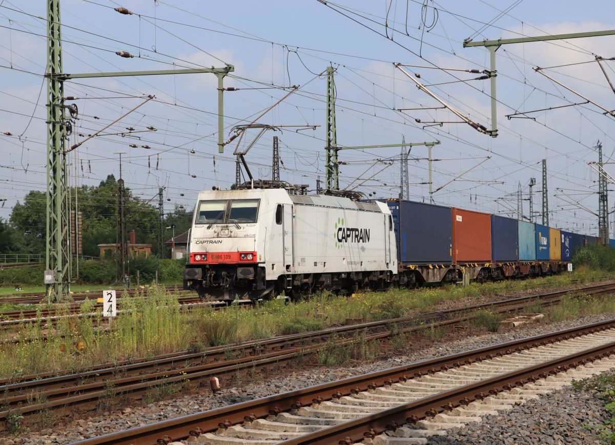 Captrain Lokomotive 186 139-2 Gterbahnhof Oberhausen West 02-09-2021.

Captrain locomotief 186 139-2 goederenstation Oberhausen West 02-09-2021.