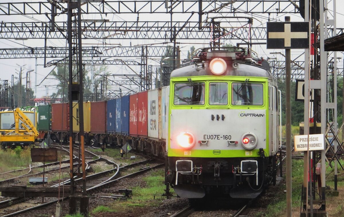 Captrain Polska EU07E-160 zieht ein Containerzug durch Gliwice-Labedy am 24 Augustus 2021.