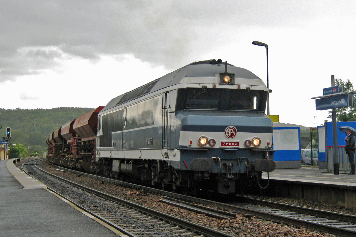 CC 72084 schleppt ein Leerschötterzug durch Longueville am Abend von 18 September 2011.