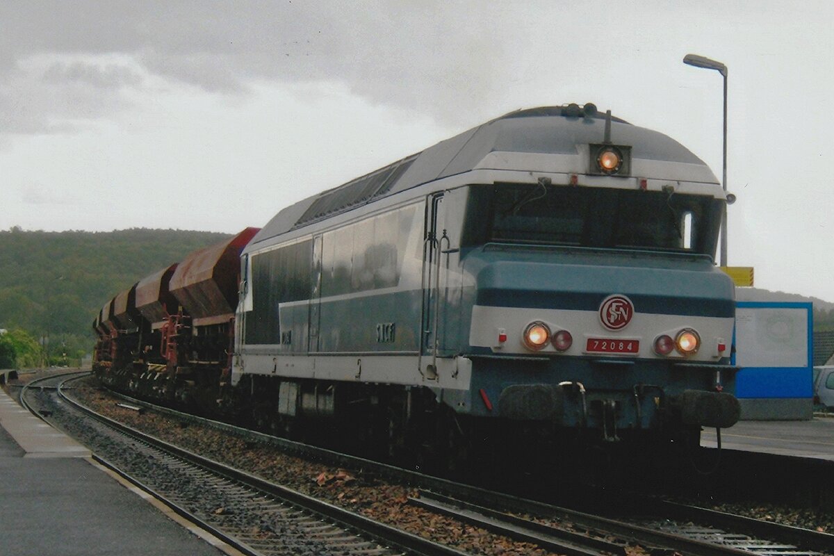 CC 72084 schleppt ein Leerschötterzug durch Longueville am Abend von 18 September 2011.