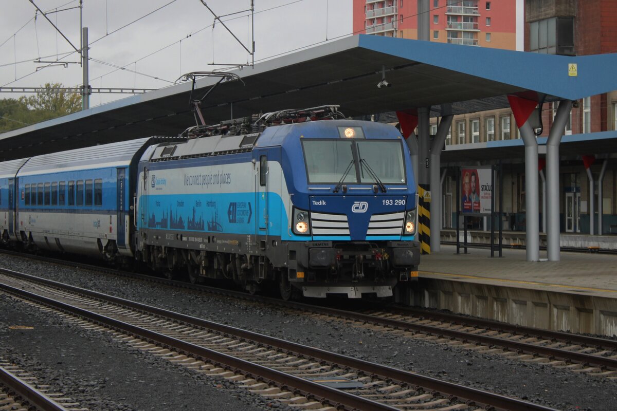 CD 193 290 'TEDIK'steht am regnerischen 25 September 2025 in CHeb mit ein ComfortJet nach Praha-Vrsovice.