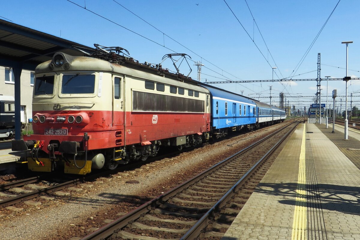 CD 242 253 posiert am 27.Juni vor der Fotograf in Breclav -eine der letzte Einsatzgebiete dieser Plechovka ist die Strecke Breclav<=>Brno.