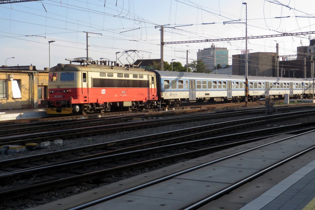 CD 242 261 treft mit deren Regionalbahn am 21 September 2020 in Brno hl.n. ein.