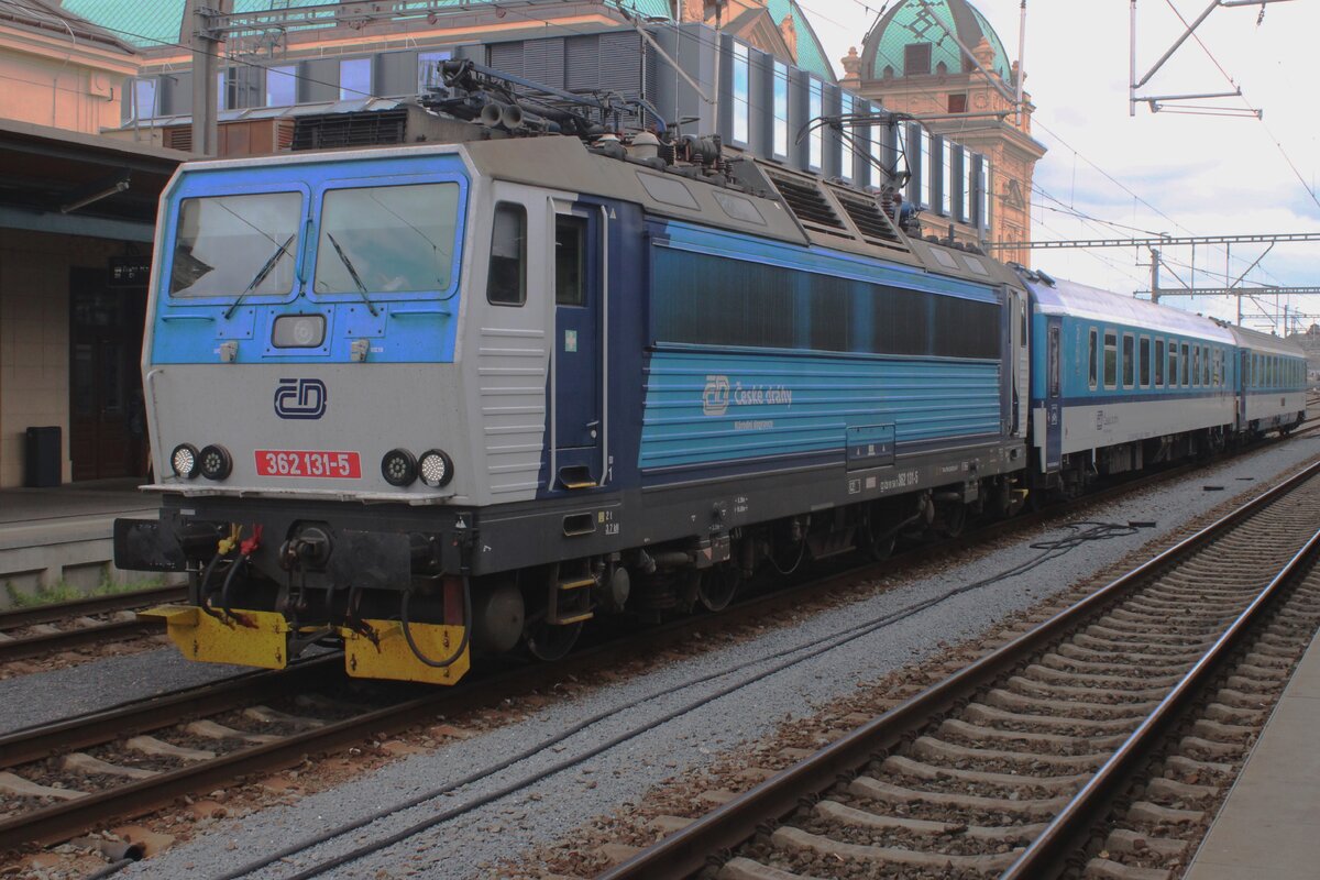 CD 362 131 steht miot zwei Verst�rkerwagen f�r den Zapadny-Express (Plzen--Praha) am 30 Mai 2025 in Plzen hl.n. und wartet der mit 10 Minuten versp�teter Zapadny-Express aus M�nchen ab.