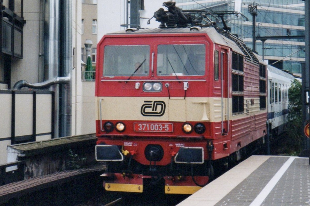 CD 371 003 treft mit der BWE in Berlin ZOO ein am 4 September 2005.