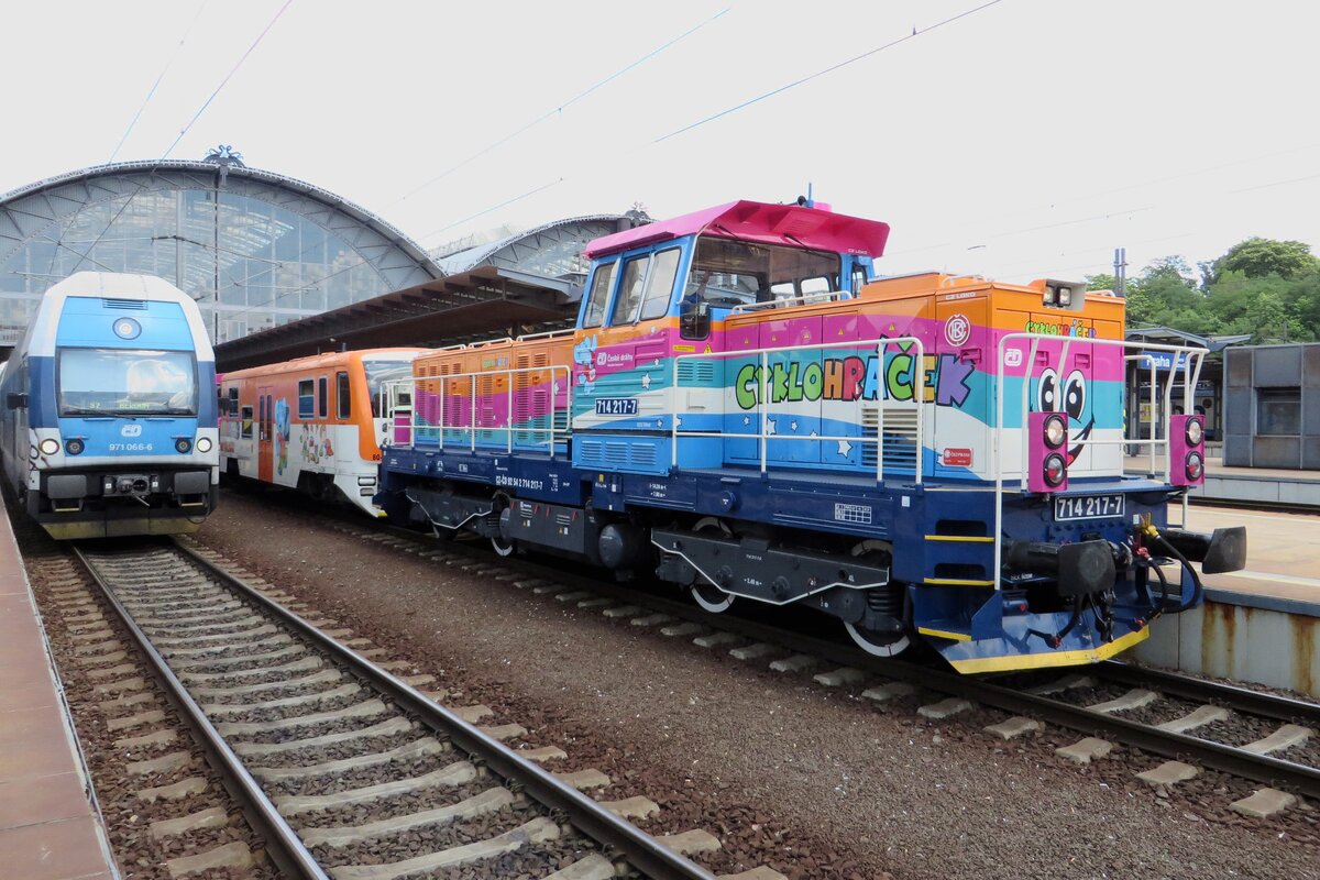 CD 714 217 steht am 12 Juni 2022 in Praha hl.n. mit der Cykloradek und hat eion passendes farbenschema bekommen.