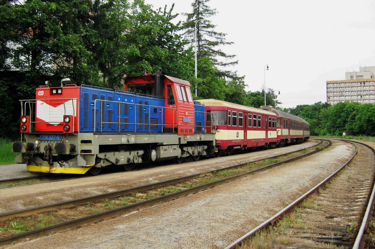 CD 714 227 steht am 14 Mai 2012 in Praha-Veleslavin. 