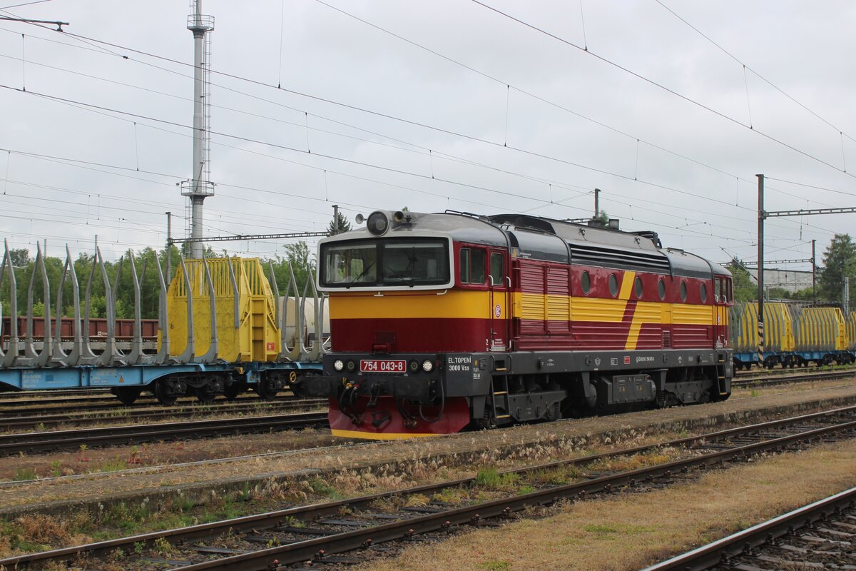 CD 754 043 steht am trüben Mitag von 28 Mai 2025 mit Quasi-Retrolackierung in Jihlava.