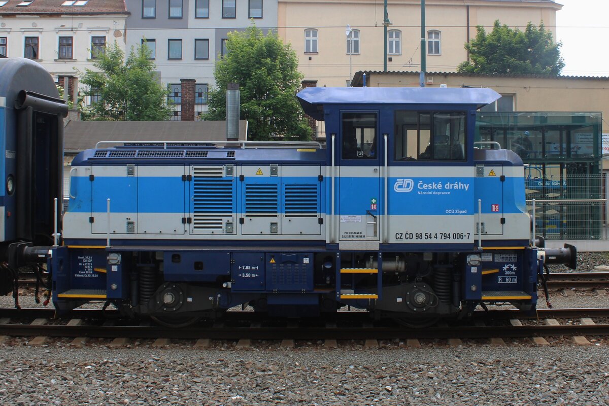 CD Verschiebelok 794 006 steht am 30.Mai 2025 in PLzen hl.n.