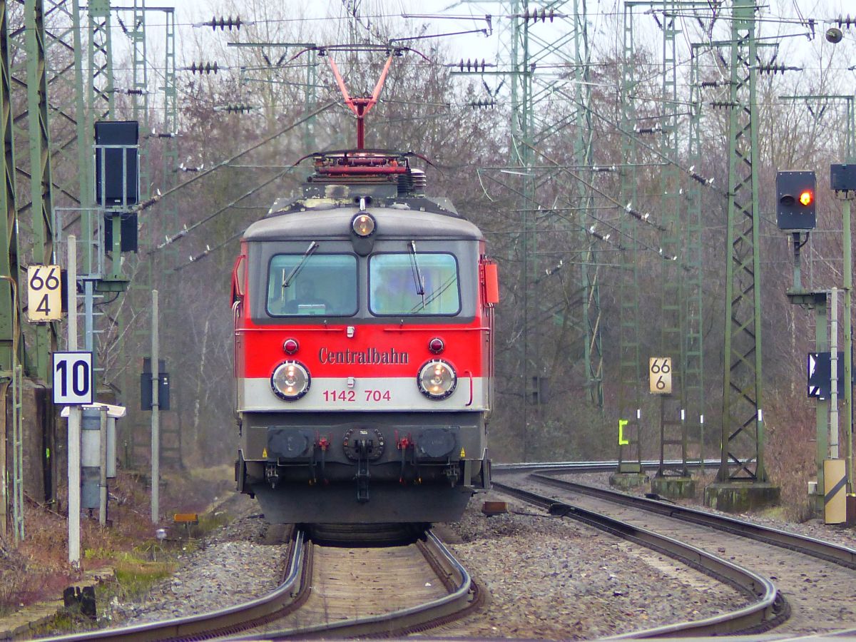 Centralbahn Lok 1142 704 (91 81 1142 704-4 A-CBB) Baujahr 1977. Rangierbahnhofn K�ln Gremberg, Porzer Ringstra�e, K�ln, Deutschland 08-03-2018.

Centralbahn loc 1142 704 (91 81 1142 704-4 A-CBB) bouwjaar 1977. Rangeerstation Keulen Gremberg, Porzer Ringstra�e, Keulen, Duitsland 08-03-2018.