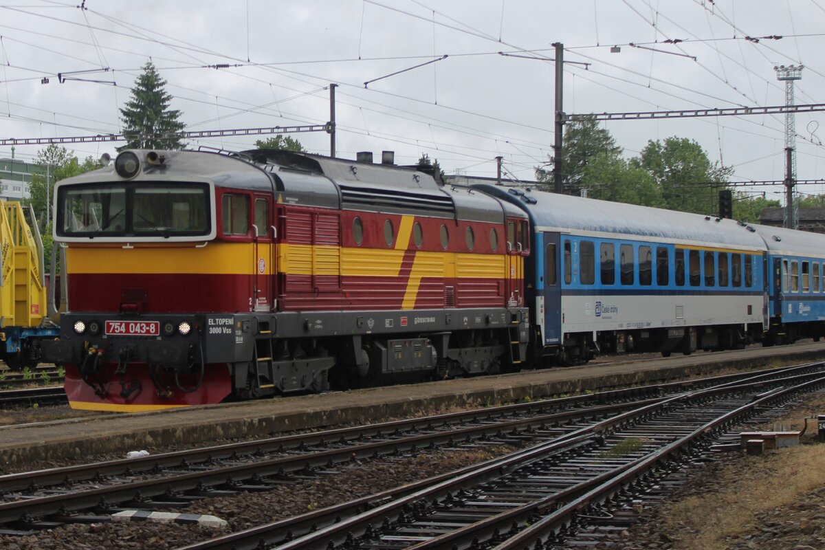 Ceske Drahy 754 043 treft mit der Rychlyk aus Brno hl.n. in Jihlava ein am 28 Mai 2025.